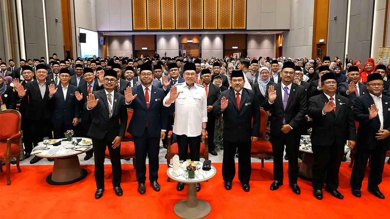 PUTRAJAYA, 27 Jun -- Perdana Menteri Datuk Seri Anwar Ibrahim bersama para peserta semasa hadir pada Perasmian Konvensyen Kebangsaan Profesion Peguam Syarie 2026 hari ini.  Turut hadir, Menteri di Jabatan Perdana Menteri (Hal Ehwal Agama) Dr. Zulkifli Hasan dan Ketua Hakim Syarie Datuk Mohd Amran Mat Zain.  -- fotoBERNAMA (2026) HAK CIPTA TERPELIHARA