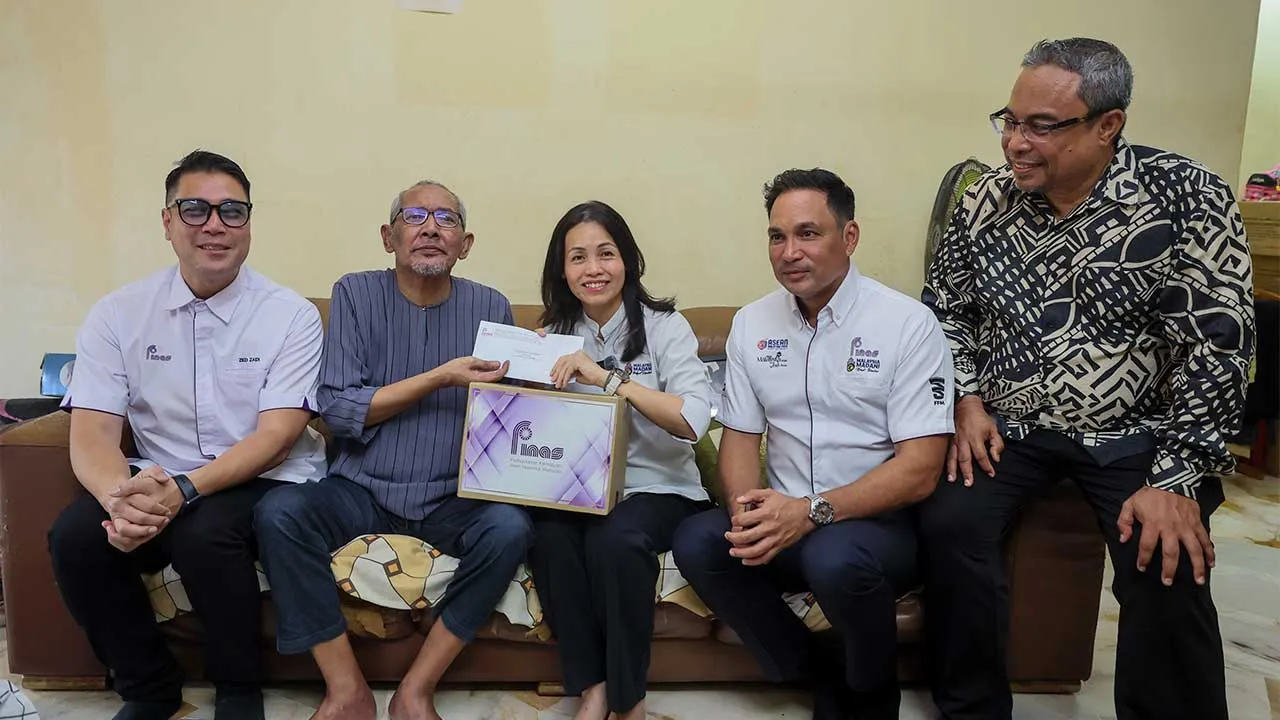 KUALA LUMPUR, 12 Jun -- Timbalan Menteri Komunikasi Teo Nie Ching (tiga kanan) menyerahkan sumbangan kepada pelakon Veteran Salih Yaacob pada Program Ziarah Seni MADANI@FINAS di kediaman beliau di Desa Pandan hari ini.  Turut hadir Pengerusi FINAS Datuk Hans Isaac (dua kanan), Ahli Perbadanan FINAS merangkap Pengerusi Jawatankuasa Hal Ehwal Warga Industri dan Data Industri FINAS Rozaidi Abdul Jamil (kiri) dan Timbalan Ketua Pengarah (Kandungan Digital), Jabatan Penerangan Malaysia Erwin Khairul Ahmad (kanan