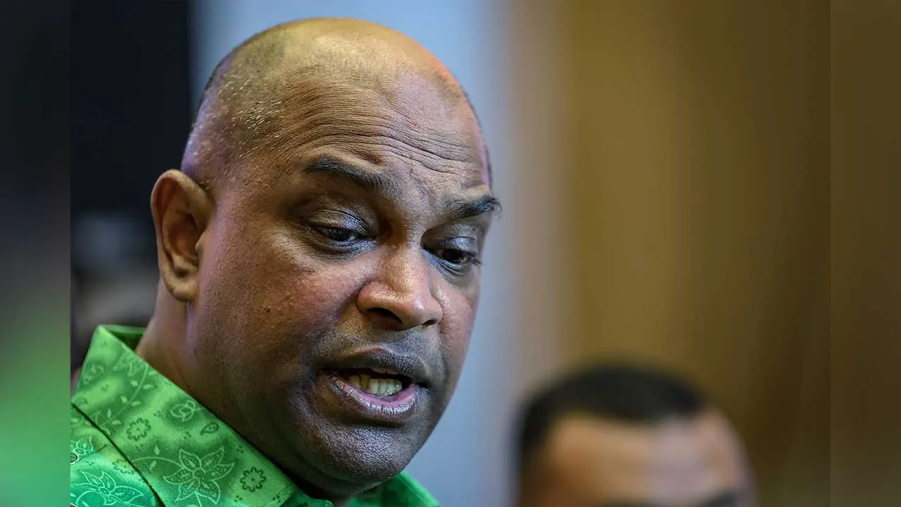 JOHOR BAHRU, 21 Jun -- Menteri Sumber Manusia Datuk Seri R. Ramanan bercakap kepada pemberita selepas Majlis Perasmian Karnival Lindung Kerjaya MADANI di Dewan Konvensyen Setia, Setia Tropika di sini hari ini.  --fotoBERNAMA (2026) HAK CIPTA TERPELIHARA