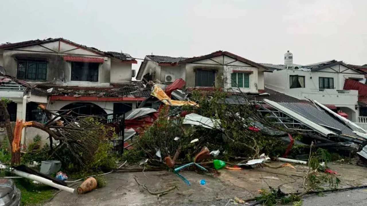 IPOH - Lebih 200 rumah dilaporkan terjejas dalam kejadian ribut yang melanda kawasan Bercham di sini pada Jumaat.