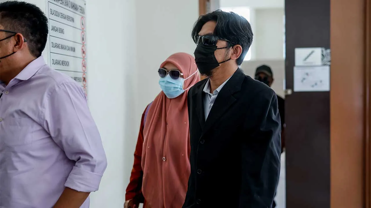 KLANG, 8 Jun -- Seorang guru lelaki mengaku tidak bersalah di Mahkamah Sesyen di sini hari ini atas 14 pertuduhan melakukan amang seksual fizikal terhadap enam pelajar perempuan berusia 15 tahun di sebuah sekolah menengah di Sabak Bernam, tahun lepas.  Pengakuan Idi Johan Mohd Zohdi, 45, yang merupakan guru subjek muzik dibuat selepas semua pertuduhan dibacakan di hadapan Hakim Sharifah Hascindie Syed Omar.  -- fotoBERNAMA (2026) HAK CIPTA TERPELIHARA