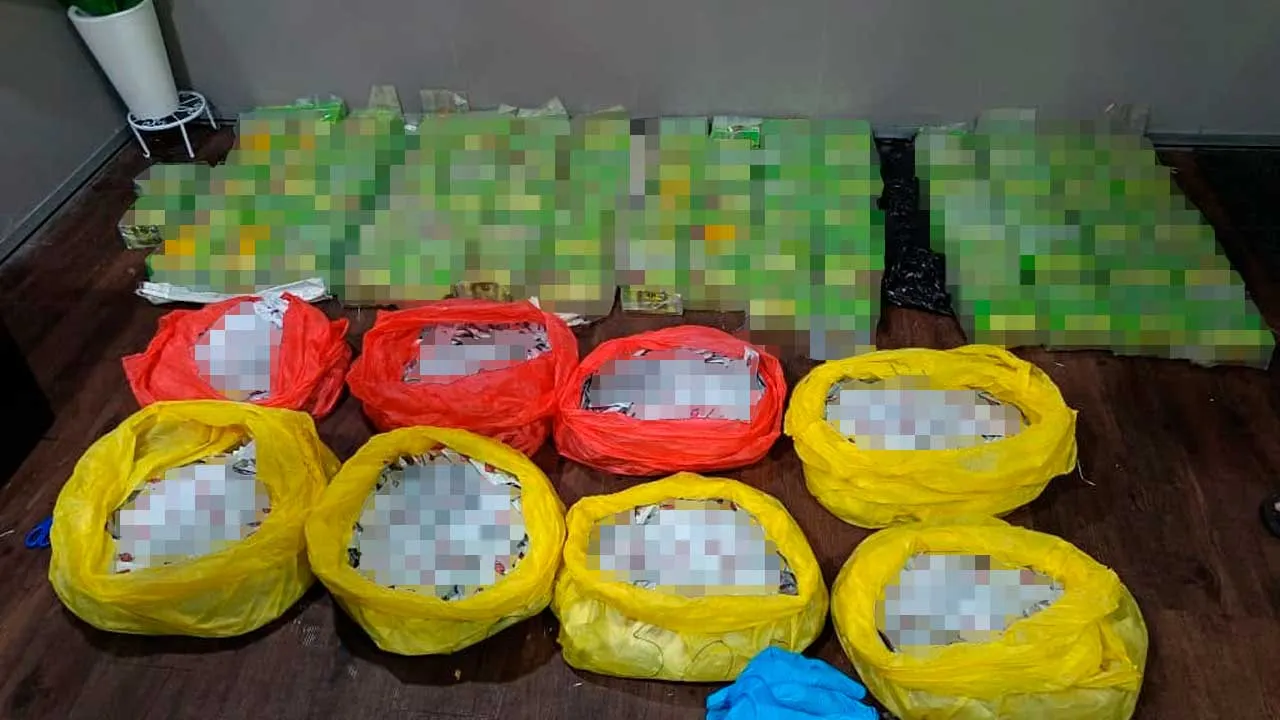 #JohorBahru: Polis  menahan dua warga tempatan dan merampas pelbagai jenis dadah bernilai RM57.15 juta yang dipercayai cuba diseludup ke negara jiran dalam serbuan di kawasan Parit Amat Laut, di Muar semalam. 