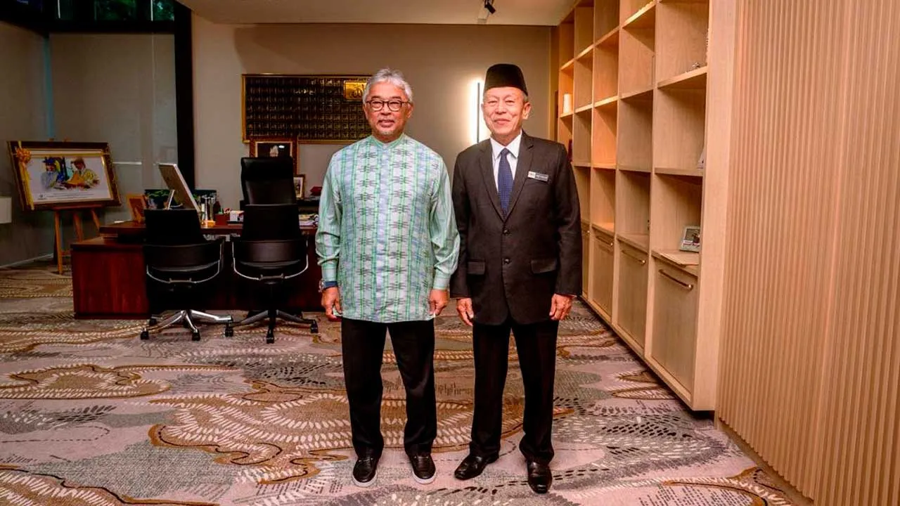 Putrajaya, 19 Jun - Kebawah Duli Paduka Baginda Sultan Pahang Al-Sultan Abdullah Ri’ayatuddin Al-Mustafa Billah Shah Ibni Almarhum Sultan Haji Ahmad Shah berkenan menerima menghadap Ketua Pesuruhjaya Suruhanjaya Pencegahan Rasuah Malaysia (SPRM), Dato' Sri Abd Halim Aman di Shahzan House Ampang, di sini semalam.