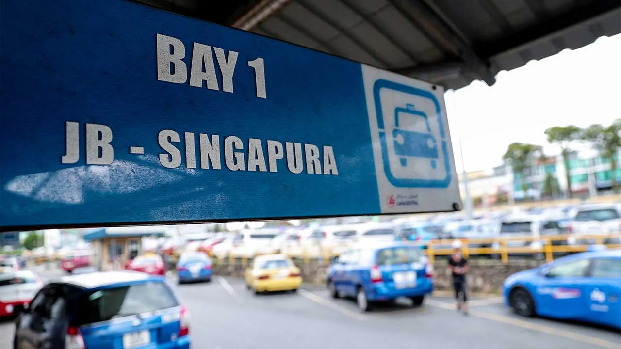 JOHOR BAHRU, 17 Dis -- Keputusan Malaysia dan Singapura membenarkan teksi rentas sempadan menurunkan penumpang di mana-mana lokasi di luar negara asal masing-masing, berupaya meningkatkan pendapatan serta kecekapan perkhidmatan pemandu teksi kedua-dua negara.  Ketika ini, perjalanan sehala dari lokasi pengambilan yang telah ditetapkan, iaitu Terminal Larkin Sentral di sini, ke Terminal Jalan Ban San, Singapura dikenakan tambang sebanyak RM120, manakala perjalanan sehala dari republik itu dari lokasi yang sa
