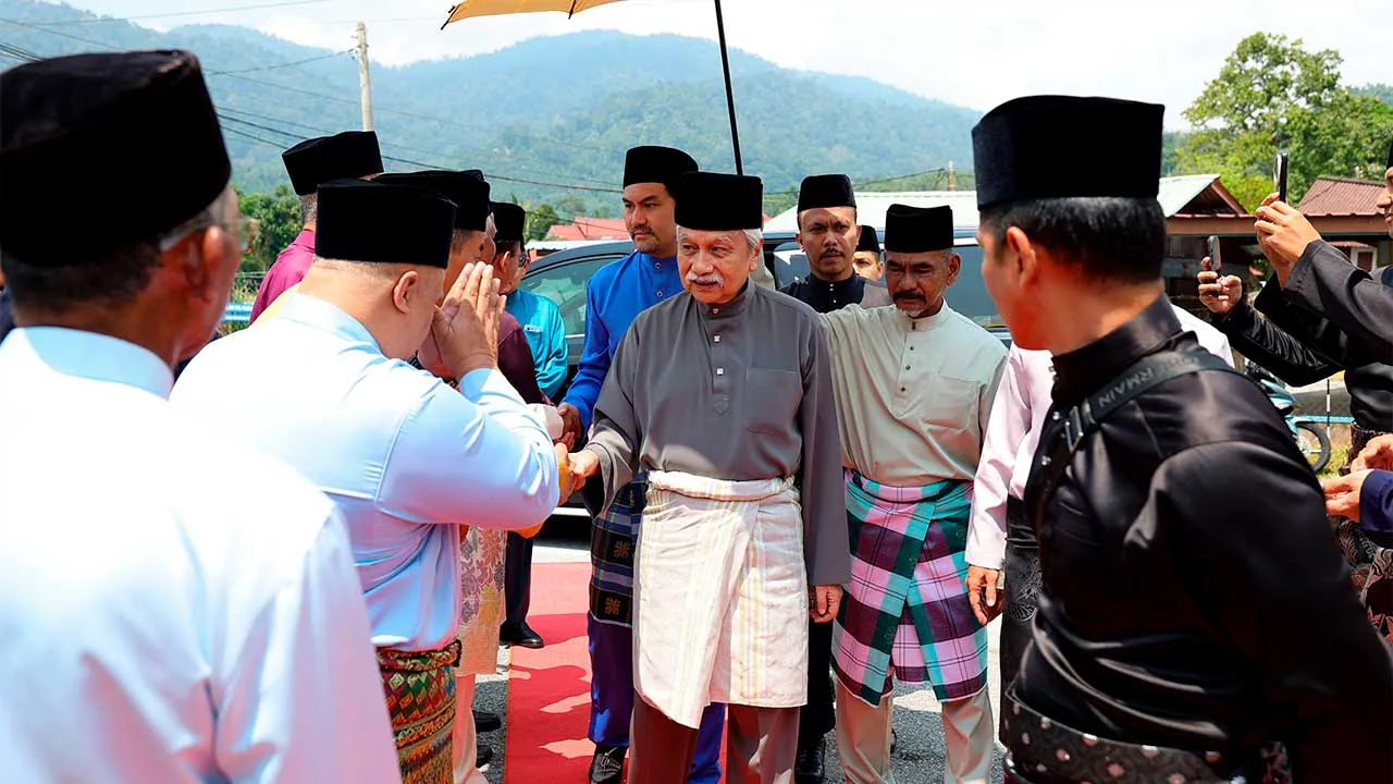 KUALA PILAH, 5 Jun -- Yang Dipertuan Besar Negeri Sembilan Tuanku Muhriz Tuanku Munawir berkenan berangkat bagi menunaikan solat jumaat di Masjid Kariah Gunung Pasir, Seri Menanti hari ini.  -- fotoBERNAMA (2026) HAK CIPTA TERPELIHARA