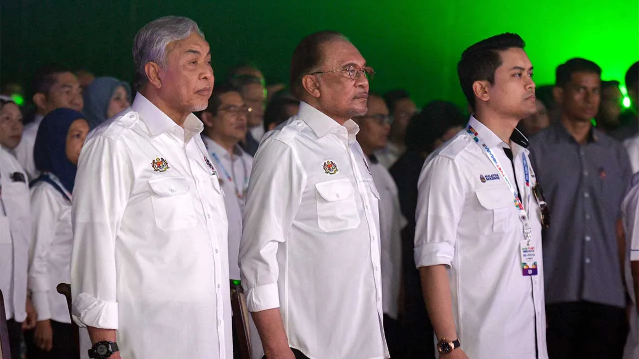 PUTRAJAYA, 6 Jun -- Perdana Menteri Datuk Seri Anwar Ibrahim (dua,kiri) bersama Timbalannya Datuk Seri Dr Ahmad Zahid Hamidi ketika menghadiri Sambutan Hari Pendidikan dan Latihan Teknikal dan Vokasional (TVET) Negara 2026 di Dataran Putrajaya hari ini.  Turut hadir Menteri Belia dan Sukan Dr Mohammed Taufiq.  --fotoBERNAMA (2026) HAK CIPTA TERPELIHARA
