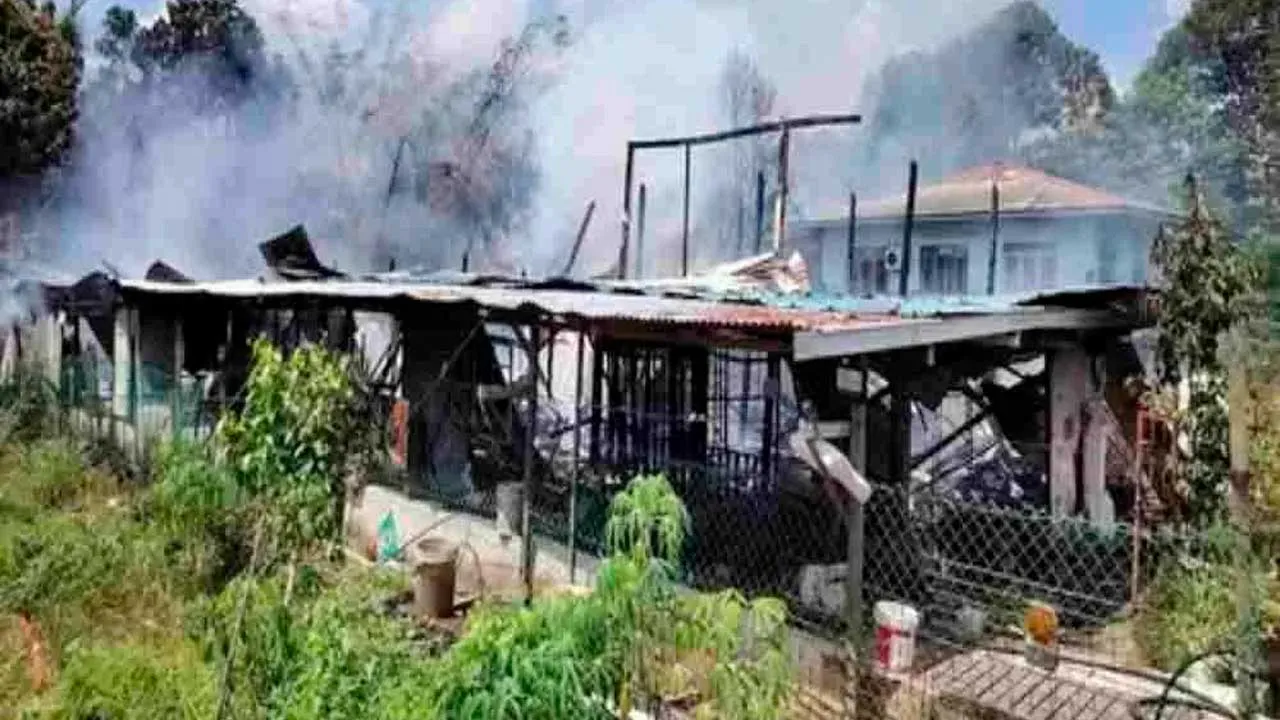 Seorang warga emas mempertaruhkan nyawa menyelamatkan lapan cucu serta seorang anak lelakinya apabila rumah keluarga mereka musnah dalam kebakaran di Kampung Jeriah Abang Ramli, Jalan Oya Lama, pagi semalam.