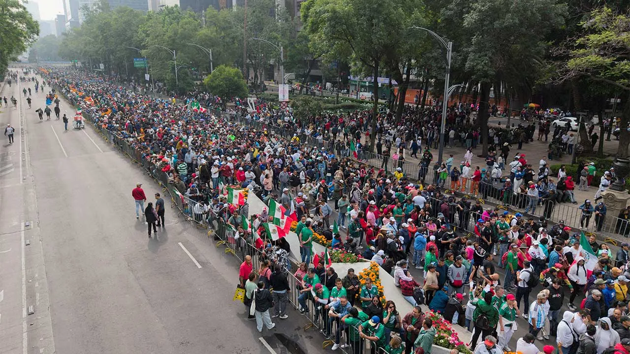 A drone view of people participating in an attempt to break the Guinness World Record for the world’s largest “Mexican wave” along Reforma Avenue as part of activities ahead of the FIFA World Cup 2026, in Mexico City, Mexico, June 6, 2026. REUTERS/Luis Cortes