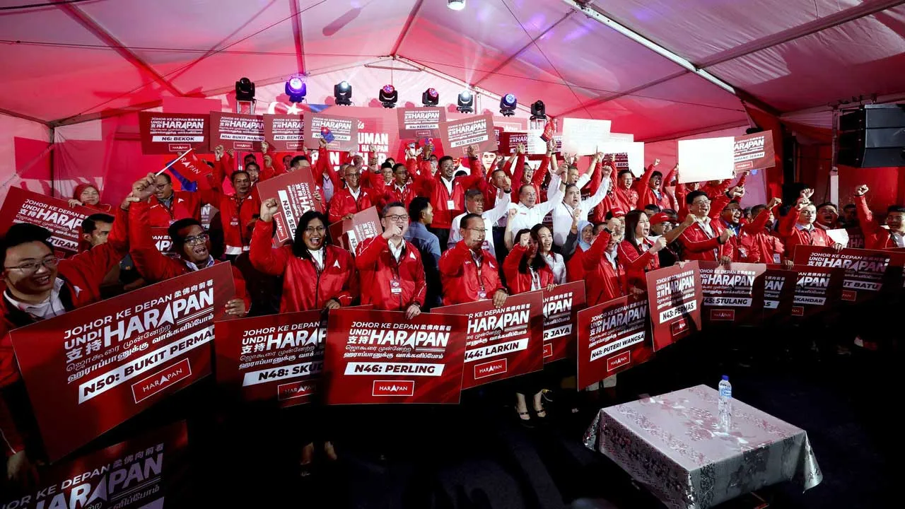 MUAR, 22 Jun -- Perdana Menteri, Datuk Seri Anwar Ibrahim (tengah) merangkap Pengerusi Paakatan Harapan (PH) bergambar bersama calon-calon PH pada Majlis Pengumuman Calon PH sempena Pilihan Raya Negeri (PRN) Johor Ke-16 di Padang Bukit Gambir Extreme Park, malam ini.  Turut hadir Timbalan Pengerusi PH Datuk Seri Mohamad Sabu merangkap Presiden Parti Amanah Negara (AMANAH) dan Timbalan Pengerusi PH Anthony Loke merangkap Setiausaha Agung DAP.  --fotoBERNAMA (2026) HAK CIPTA TERPELIHARA