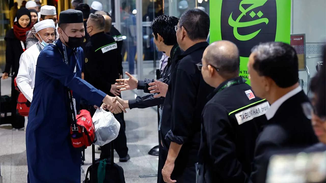 SEPANG, 4 Jun -- Kumpulan pertama jemaah haji sebanyak 329 orang selamat tiba di Lapangan Terbang Antarabangsa Kuala Lumpur (KLIA) di sini pada 1.13 pagi, sekali gus menandakan bermulanya operasi haji fasa kedua Musim Haji 1447H/2026M, iaitu menyambut kepulangan jemaah haji ke tanah air.  --fotoBERNAMA (2026) HAK CIPTA TERPELIHARA