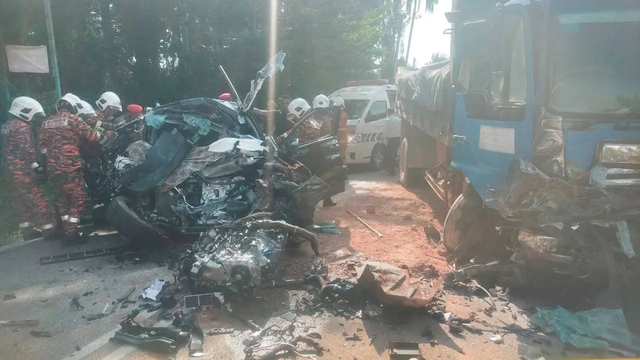 #SungaiPetani: Enam sekeluarga maut termasuk seorang bayi berusia enam bulan dalam kemalangan membabitkan sebuah lori tanah dan kenderaan utiliti sukan, di Kampung Baru Pinang Tunggal, hari ini. 