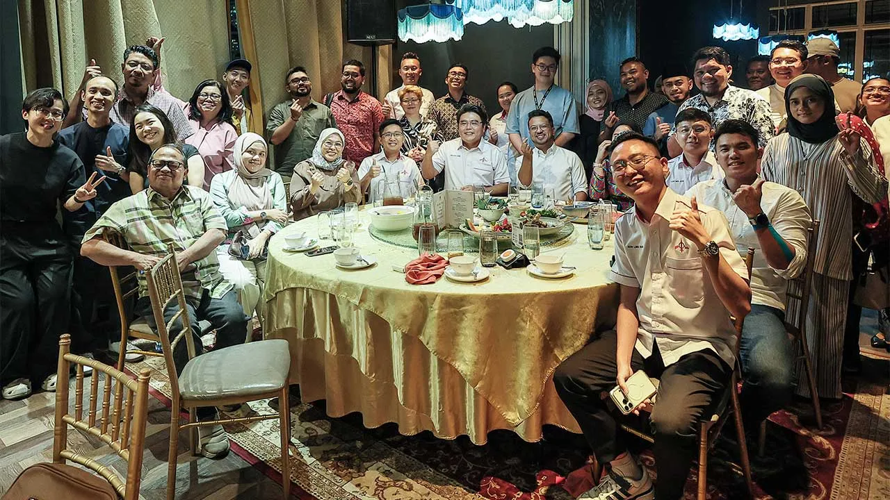 KUALA LUMPUR, 11 Jun -- Ketua Kebangsaan Pemuda Sosialis DAP (DAPSY), Woo Kah Leong bergambar selepas majlis makan malam DAPSY Malaysia bersama media di De.Wan 1958 by Chef Wan, The Linc malam ini.  --fotoBERNAMA (2026) HAK CIPTA TERPELIHARA