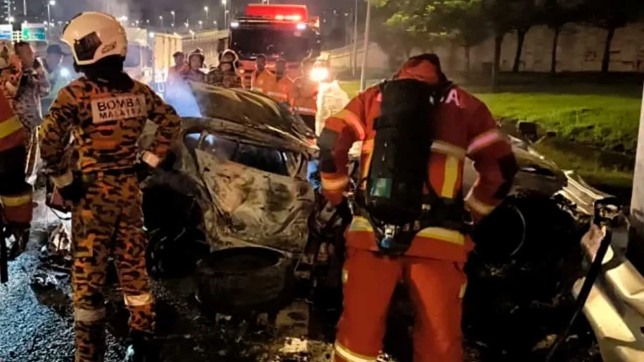 KUALA LUMPUR - Dua rentung, seorang lagi selamat selepas kereta dinaiki terbabas dan terbakar dalam kejadian di Lebuhraya Duta-Ulu Kelang (DUKE) susur keluar Jalan Kuching di sini pada Sabtu.
