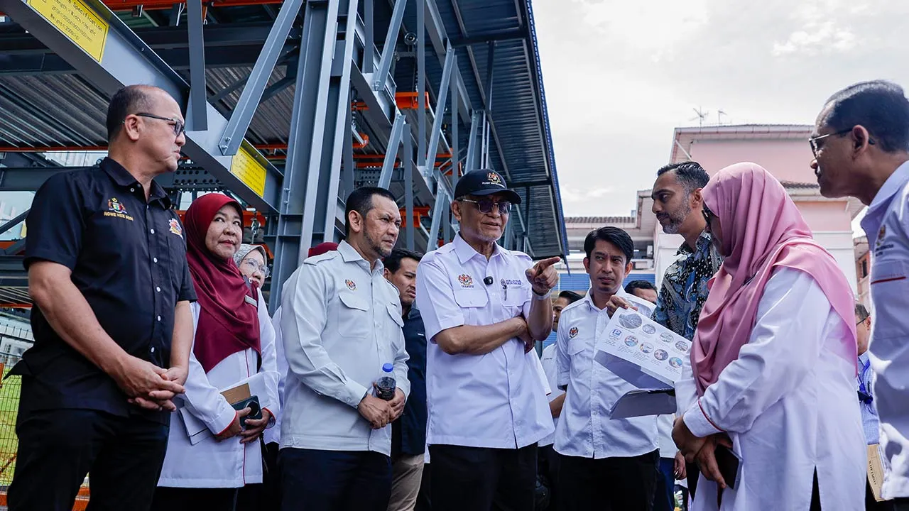 MELAKA, 7 Jun -- Menteri Kesihatan Datuk Seri Dr Dzulkefly Ahmad (tengah) semasa mengadakan lawatan ke Hospital Melaka hari ini.  Kementerian Kesihatan (KKM) merancang pembangunan beberapa infrastruktur kesihatan di Melaka di bawah Rolling Plan Kedua (RP2) Rancangan Malaysia Ke-13 (RMK) bernilai RM1.8 bilion.