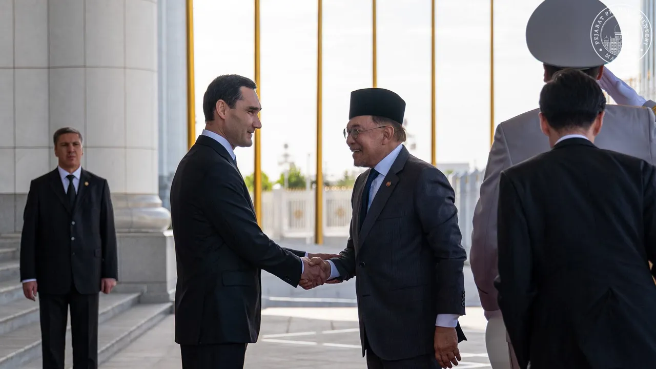 Menerima sambutan rasmi penuh istiadat daripada, Presiden Serdar Berdimuhamedov di Istana Presiden, Ashgabat, yang mencerminkan keakraban hubungan dua hala serta persahabatan tulen yang telah terjalin sekian lama antara Malaysia dan Turkmenistan.