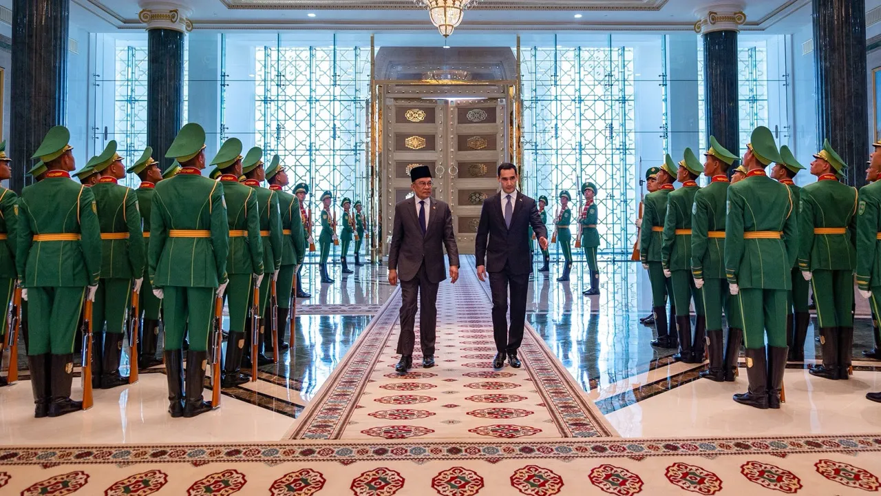 Menerima sambutan rasmi penuh istiadat daripada, Presiden Serdar Berdimuhamedov di Istana Presiden, Ashgabat, yang mencerminkan keakraban hubungan dua hala serta persahabatan tulen yang telah terjalin sekian lama antara Malaysia dan Turkmenistan.