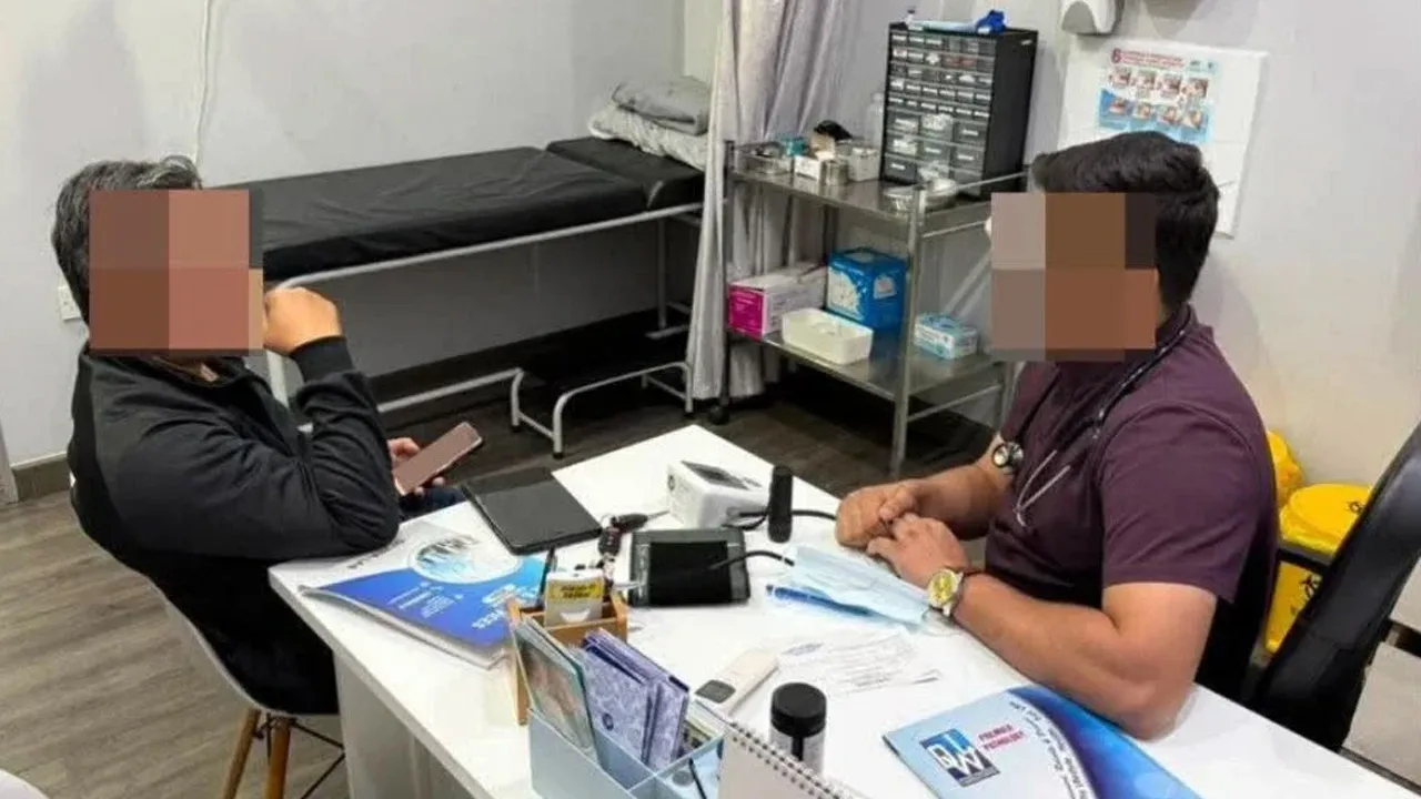 SUBANG BESTARI – Tindakan seorang lelaki warga Pakistan menggunakan kelayakan perubatan milik individu lain untuk menyamar sebagai doktor dan beroperasi di sebuah klinik swasta di sini terbongkar dalam serbuan pada Khamis.  Serbuan kira-kira jam 11.50 pagi itu dijalankan Bahagian Perisikan dan Operasi Khas, Ibu Pejabat Imigresen Putrajaya hasil risikan selama sebulan.