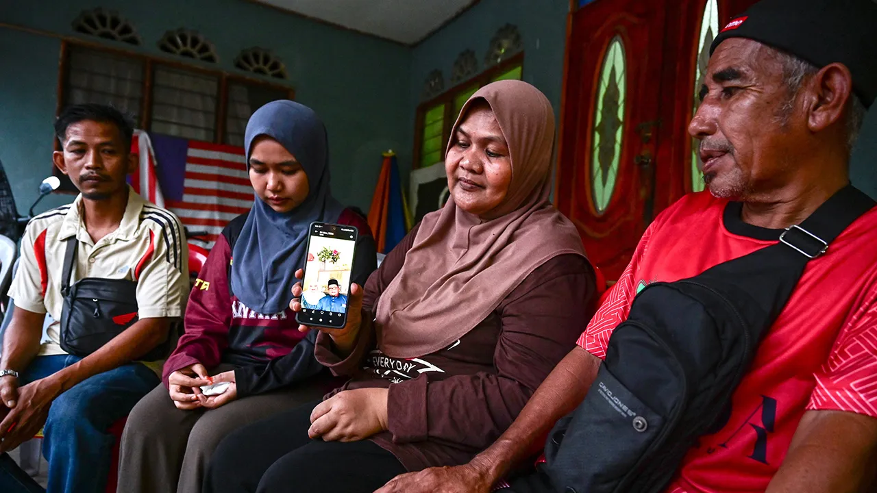 DUNGUN, 1 Jun -- Ibu saudara mangsa, Nor Haida Dolah, 54 (dua kanan), bersama ahli keluarga menunjukkan gambar kenangan Aiman Mohd Rashid, 36, dan isterinya, Nor Azlina Abd Latif, 33, yang maut selepas terlibat dalam kemalangan membabitkan lima kenderaan berhampiran Penjara Simpang Renggam, Johor, ketika ditemui Bernama di kediamannya di Taman Setia, Bandar Al Muktafi Billah Shah hari ini.  --fotoBERNAMA (2026) HAK CIPTA TERPELIHARA