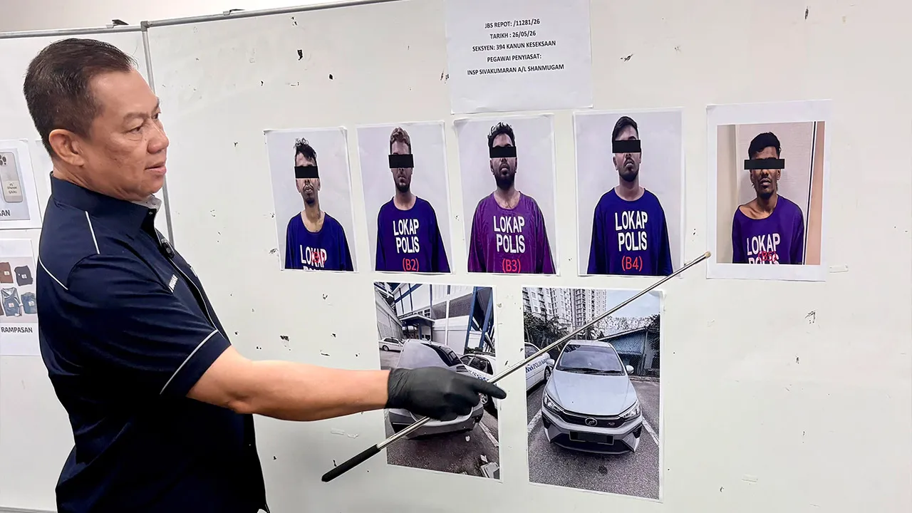 ISKANDAR PUTERI, 14 Jun -- Ketua Polis Johor Datuk Ab Rahaman Arsad menunjukkan gambar lima suspek yang ditahan dipercayai terlibat kes samun pada sidang media di Ibu Pejabat Polis Daerah Iskandar Puteri hari ini._BERNAMA