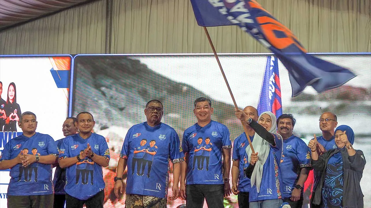 MELAKA, 21 Jun -- Ketua Menteri Datuk Seri Ab Rauf Yusoh (tiga, kiri) menyerahkan bendera Program Wakil Rakyat Untuk Rakyat (WRUR) kepada Ahli Dewan Undangan Negeri (ADUN) Rim Datuk Khaidirah Abu Zahar (tengah) sebagai simbolik tuan rumah seterusnya untuk WRUR Parlimen Jasin pada majlis penutupan Program WRUR Parlimen Kota Melaka di Telok Mas malam tadi.