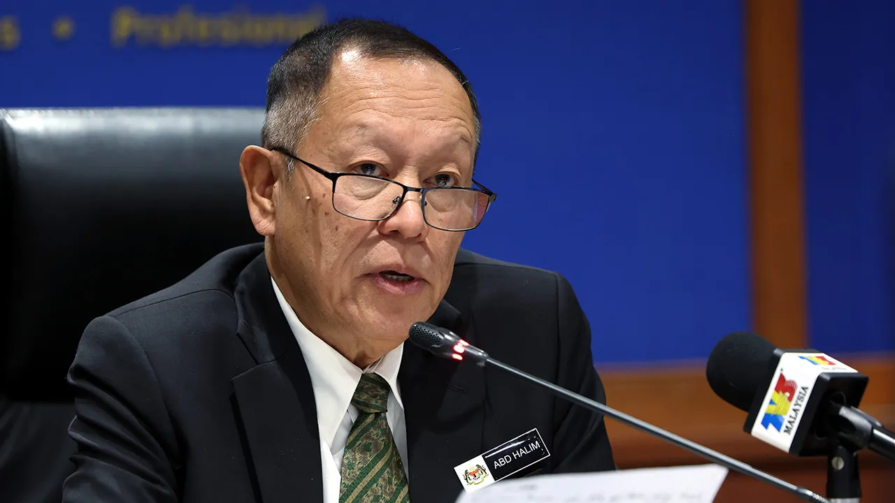 KOTA KINABALU, 15 Jun -- Ketua Pesuruhjaya Suruhanjaya Pencegahan Rasuah Malaysia (SPRM) Datuk Seri Abd Halim Aman ketika mengadakan sidang media ketika melakukan lawatan ke pejabat SPRM Kota Kinabalu hari ini.  --fotoBERNAMA (2026) HAK CIPTA TERPELIHARA.