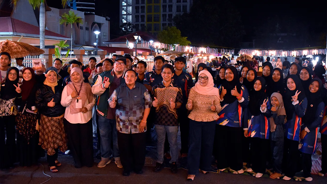 MELAKA, 12 Jun -- Ketua Pengarah Lembaga Penduduk dan Pembangunan Keluarga Negara (LPPKN) Datuk Abdul Shukur Abdullah (depan, tengah) dan Exco Pembangunan Wanita, Keluarga dan Komuniti Melaka Datuk Kalsom Noordin (depan, tujuh, kanan) bersama para peserta selepas merasmikan Festival Malam Kita 2026 @ KafeTEEN Melaka malam ini._BERNAMA