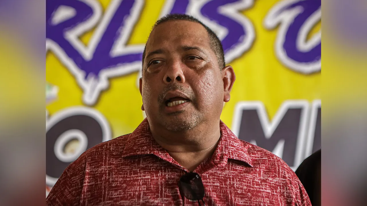 KANGAR, 19 April -- Menteri Besar Perlis, Abu Bakar Hamzah bertemu pengamal media mengulas mengenai penangguhan mengejut Sidang Dewan Undangan Negeri(DUN) Perlis ketika ditemui pada Majlis Penyampaian Hadiah Perlis Open Moto X Meeting di Litar Motocross, Sungai Batu Pahat hari ini.  Sidang DUN Perlis dijadualkan berlangsung bermula 21 hingga 23 April depan, namun Setiausaha DUN, Mohd Anwar Sahul Hameed pada surat rasmi semalam, mengumumkan penangguhan tanpa tarikh baharu. -- fotoBERNAMA (2026) HAK CIPTA TER