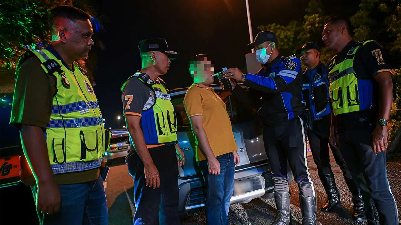 SEREMBAN, 21 Jun -- Ketua Polis Daerah Seremban ACP Mohd Yatim Osman (dua, kiri) melihat proses pengambilan ujian pernafasan alkohol menggunakan alat pengesan (breathalyzer) oleh anggota Jabatan Siasatan dan Penguatkuasaan Trafik (JSPT) Negeri Sembilan terhadap pemandu kenderaan yang ditahan menerusi sekatan jalan raya di Jalan Sungai Ujong malam tadi.  --fotoBERNAMA (2026) HAK CIPTA TERPELIHARA