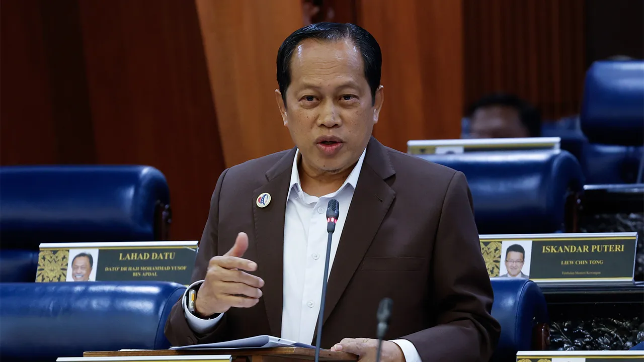 KUALA LUMPUR, 29 Jun -- Timbalan Menteri Kerja Raya Datuk Seri Ahmad Maslan ketika sesi pertanyaan-pertanyaan bagi jawab lisan sempena Mesyuarat Kedua, Penggal Kelima, Parlimen ke-15 Dewan Rakyat di Bangunan Parlimen hari ini.