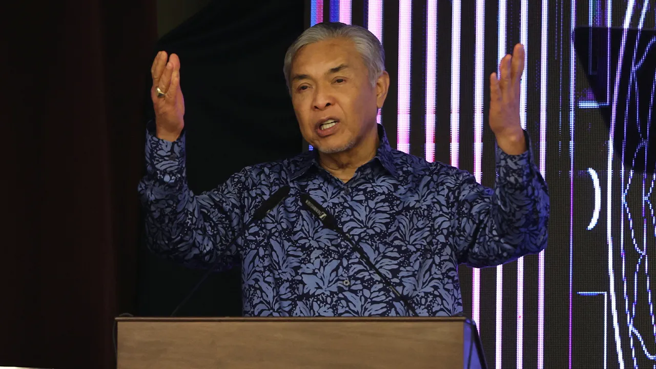 PUTRAJAYA, 4 Jun -- Timbalan Perdana Menteri merangkap Menteri Kemajuan Desa dan Wilayah Datuk Seri Dr Ahmad Zahid Hamidi berucap pada Perhimpunan Bulanan Kementerian Kemajuan Desa dan Wilayah (KKDW) bagi Bulan Jun 2026 di kementeriannya hari ini.  --fotoBERNAMA (2026) HAK CIPTA TERPELIHARA
