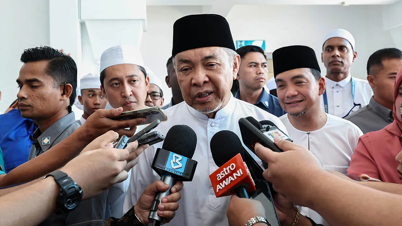 JOHOR BAHRU, 14 Jun -- Timbalan Perdana Menteri Datuk Seri Dr Ahmad Zahid Hamidi (tengah) bercakap kepada pemberita selepas hadir pada Majlis Zikir Peringatan Haul Asmaulhusna 2026 di Masjid Sultan Iskandar Bandar Dato Onn hari ini._BERNAMA