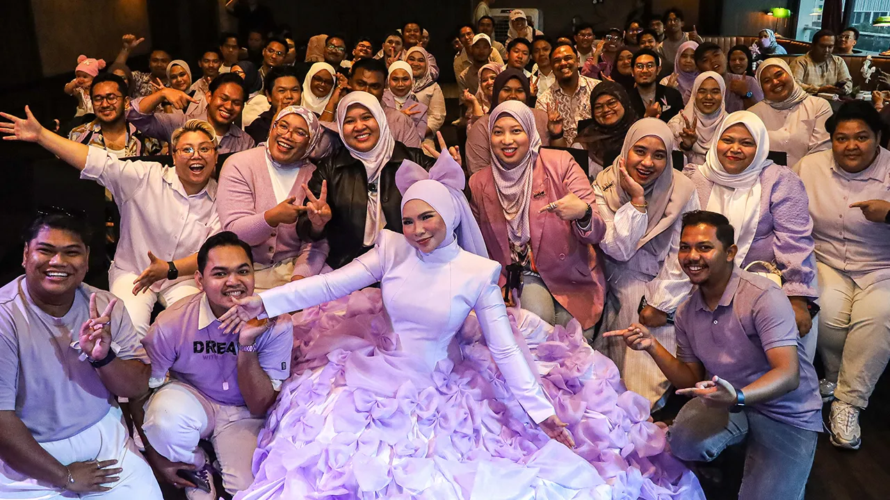 KUALA LUMPUR, 20 Jun -- Penyanyi dan komposer Aina Abdul membuka fasa baharu dalam perjalanan seninya menerusi dua single, “Berjauh-an” dan “Sadis”, yang disifatkan lebih mudah didekati pendengar muda tanpa meninggalkan identiti vokalnya.  Aina, atau nama sebenarnya Nurul Aina Abdul Ghani, 32, berkata pendekatan itu dipilih bagi memberi ruang kepada pendengar baharu mengenali karya beliau dalam bentuk yang lebih ringan dari segi melodi, namun masih mengekalkan emosi dan gaya penyampaian yang menjadi kekuata