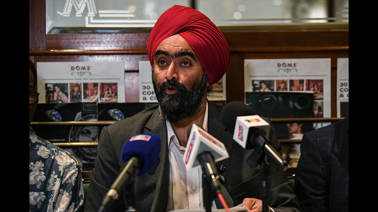 KUALA LUMPUR, 19 Jun -- Presiden PKBM, Datuk Amarjit Singh Gill menjawab pertanyaan wartawan semasa sidang media mengenai masa depan John Beasley dalam sukan berbasikal Malaysia di sini, hari ini.