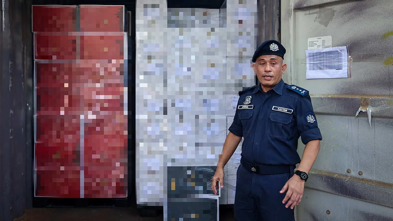 JOHOR BAHRU, 29 Jun -- Pengarah Jabatan Kastam Diraja Malaysia (JKDM) Johor Aminul Izmeer Mohd Sohaimi menunjukkan rampasan rokok putih seludup di Menara Kastam hari ini.  JKDM Johor merampas 12 juta batang rokok putih seludup bernilai RM13.46 juta di sebuah gudang dalam Kawasan Zon Bebas, Pelabuhan Tanjung Pelepas (PTP), Gelang Patah dekat Iskandar Puteri pada 8 Jun.  --fotoBERNAMA (2026) HAK CIPTA TERPELIHARA
