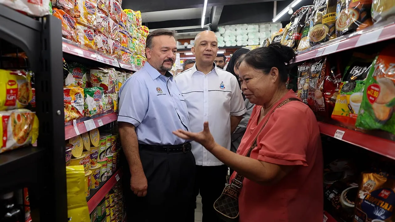 KOTA KINABALU, 23 Jun -- Menteri Kewangan II, Datuk Amir Hamzah Azizan (kiri) bersama Pembentu Menteri Kewangan Sabah, Datuk Mohd Ishak bin Datuk Ayub (dua kiri) bertanya sesuatu dengan penerima SARA ketika meninjau pelaksanaan SARA di kedai Tsen Kyun Kee Jalan Tuaran Pekan Manggatal hari ini.