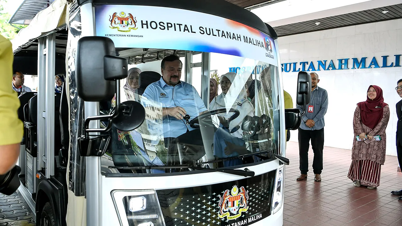 LANGKAWI, 28 Jun -- Menteri Kewangan ll Datuk Seri Amir Hamzah Azizan melihat kenderaan elektrikal buggy pada Majlis Serahan Peralatan Kesihatan, Perubatan dan Keselamatan Hospital Sultanah Maliha di sini hari ini.  Beliau berkata kementeriannya menyalurkan peruntukan sebanyak RM5.5 juta bagi melaksanakan pembelian Ambulans Laut Langkawi dan kos awal perkhidmatan itu yang dijangka disediakan pada awal tahun depan.  --fotoBERNAMA (2026) HAK CIPTA TERPELIHARA