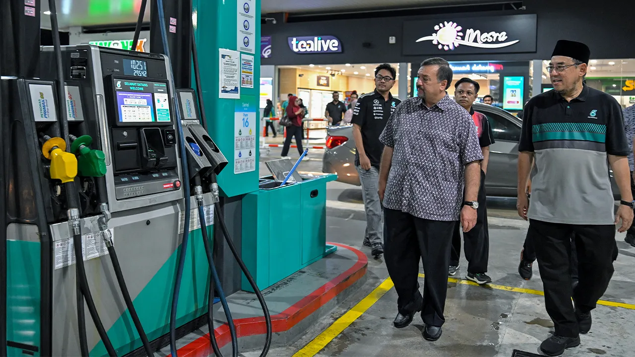 PETALING JAYA, 28 Jun -- Menteri Kewangan II, Datuk Seri Amir Hamzah Azizan (tengah) ketika mengadakan lawatan ke Stesen Minyak Petronas NKVE, hari ini.  --fotoBERNAMA (2026) HAK CIPTA TERPELIHARA