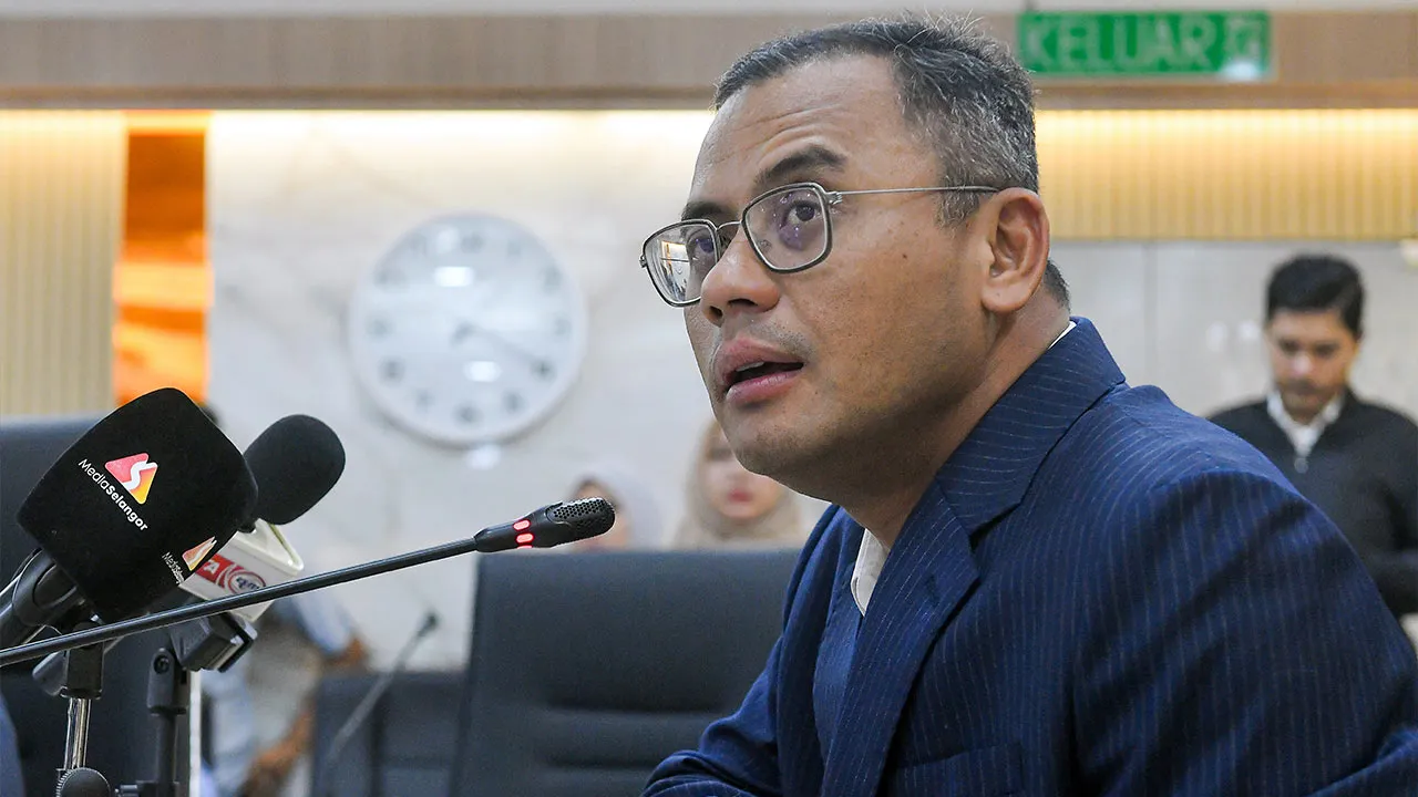 SHAH ALAM, 15 Jun -- Menteri Besar Selangor Datuk Seri Amirudin Shari (kanan) semasa sidang media selepas melancarkan Pakej Pengukuhan Daya Tahan Selangor Fasa 1 di Bilik Mesyuarat MTES Bangunan Setiausaha Kerajaan Negeri Selangor hari ini.  -- fotoBERNAMA (2026) HAK CIPTA TERPELIHARA