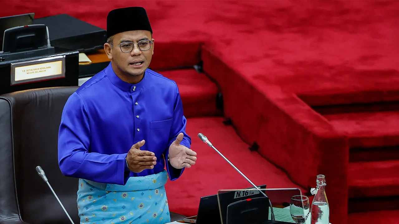 SHAH ALAM, 19 Jun -- Menteri Besar Selangor Datuk Seri Amirudin Shari membentangkan Pakej Pengukuhan Daya Tahan Selangor pada Sidang Khas Dewan Negeri di Bangunan Dewan Negeri Selangor hari ini.  -- fotoBERNAMA (2026) HAK CIPTA TERPELIHARA