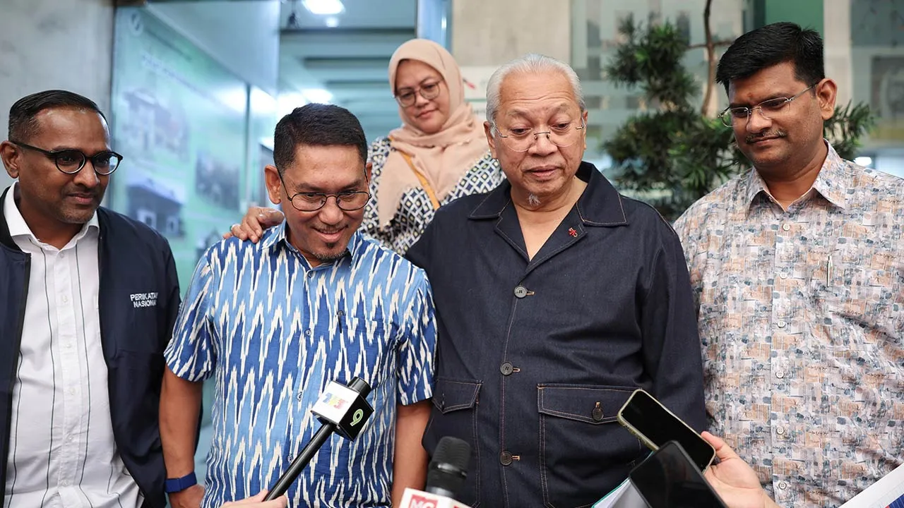 KUALA LUMPUR, 23 Jun -- Ketua Penerangan Perikatan Nasional (PN) Tan Sri Annuar Musa bersama Naib Presiden BERSATU Datuk Seri Ahmad Faizal Azumu menjawab soalan media selepas menghadiri Mesyuarat Pembahagian Kerusi Pilihanraya Negeri (PRN) Johor di Pejabat Agung Pas di sini, hari ini.
