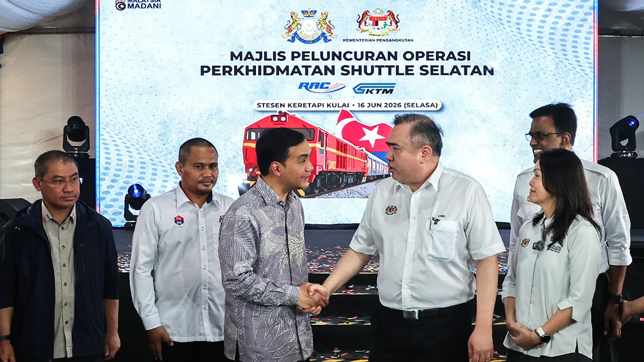 KULAI, 16 Jun -- Menteri Pengangkutan Anthony Loke (tiga, kanan) bersalaman bersama Menteri Besar Johor, Menteri Besar Johor Datuk Onn Hafiz Ghazi pada Majlis Peluncuran Operasi Perkhidmatan Shuttle Selatan di Stesen Keretapi Kulai hari ini.