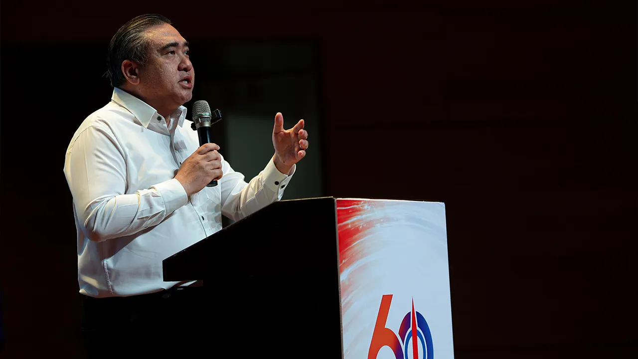 KUALA LUMPUR, 7 Jun -- Setiausaha Agung DAP Anthony Loke berucap pada Majlis Tayangan Perdana Dokumentari 60 Tahun Perjalanan DAP di Wilayah Persekutuan di Sekolah Menengah Confucian (Persendirian) hari ini.  -- fotoBERNAMA (2026) HAK CIPTA TERPELIHARA