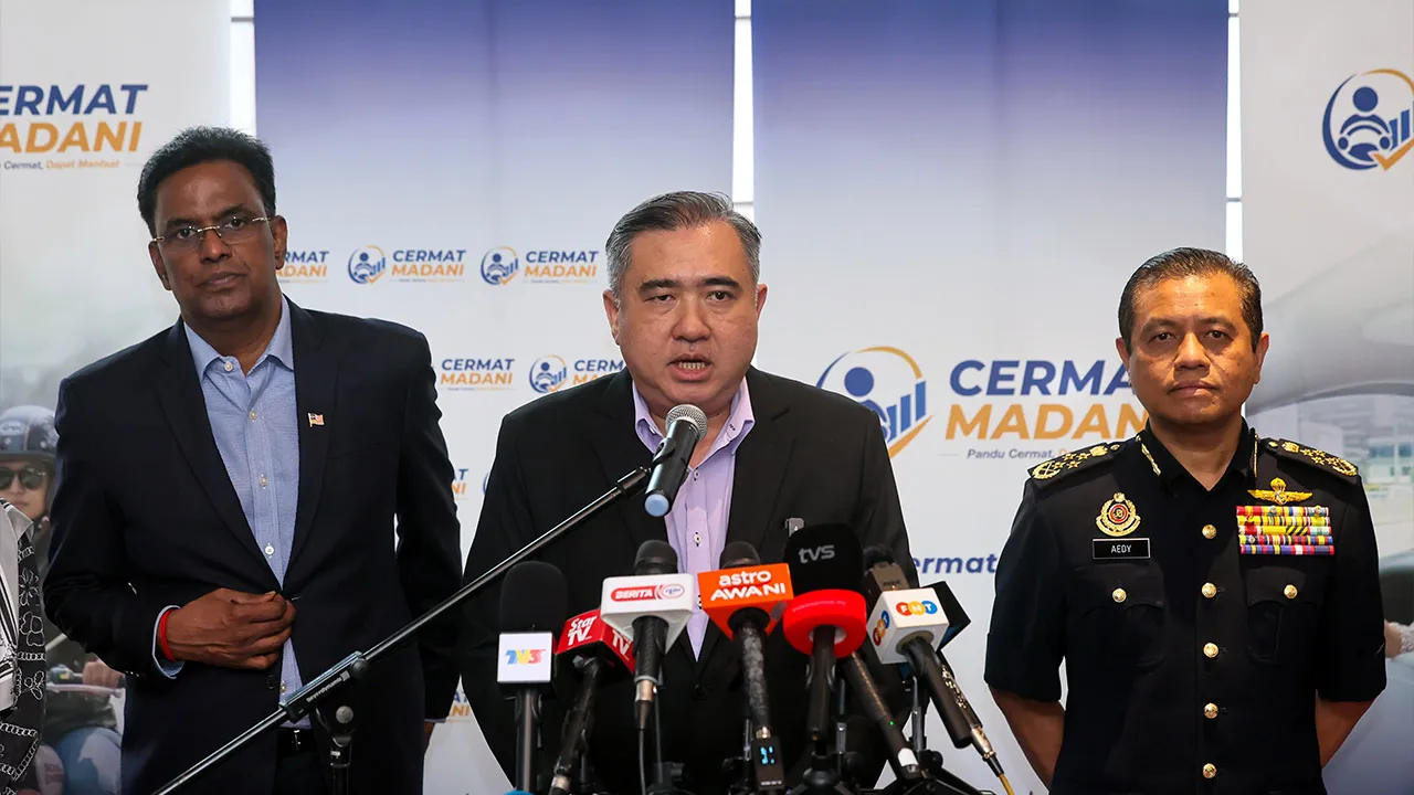 KUALA LUMPUR, 9 Jun -- Menteri Pengangkutan Anthony Loke Siew Fook (tengah) bercakap pada sidang media Majlis Pelancaran Program CERMAT MADANI di Kuala Lumpur hari ini._BERNAMA
