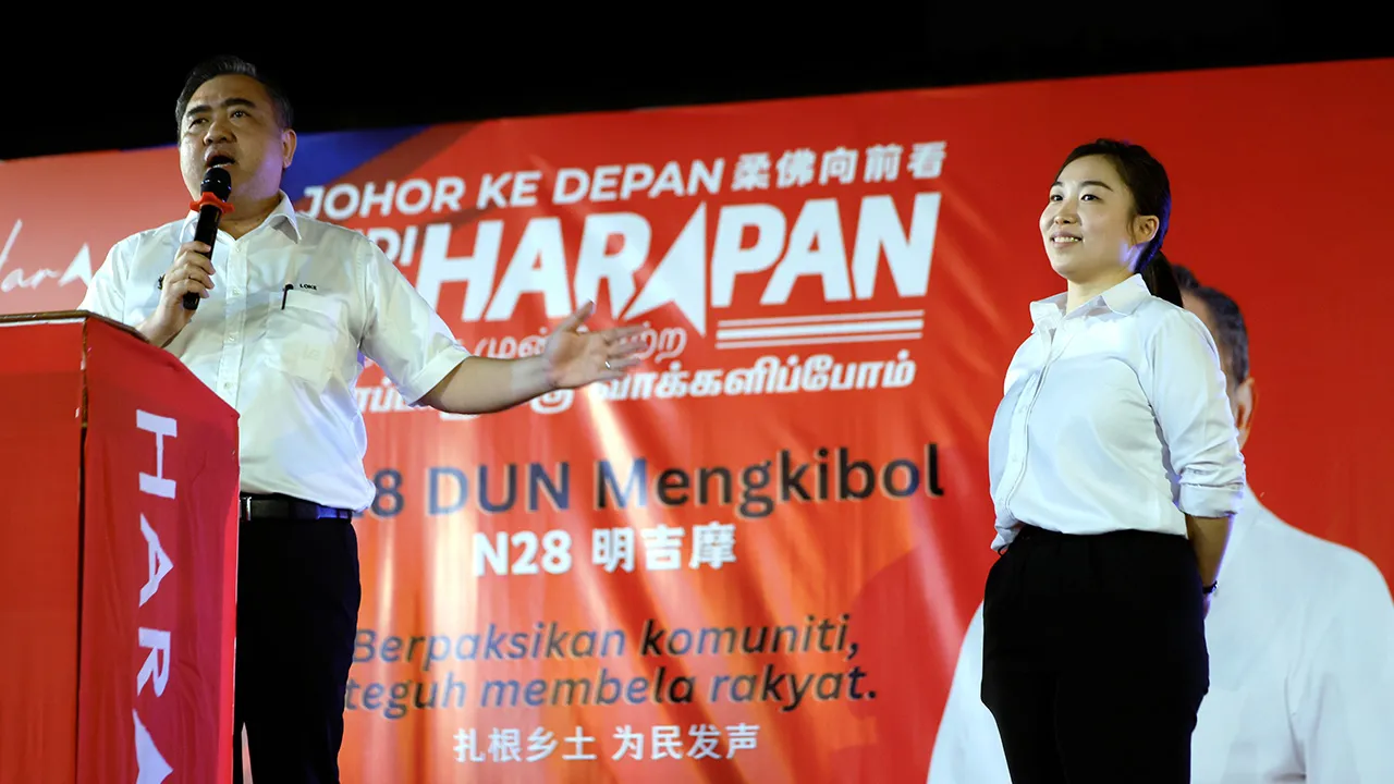 KLUANG, 18 Jun -- Setiausaha Agung DAP Anthony Loke (kiri) mengumumkan calon DAP bagi kerusi Dewan Undangan Negeri (DUN) N28 Mengkibol Chu Poh Yee, 33, (kanan) pada majlis pengumuman calon sempena Pilihan Raya Umum Dewan Undangan Negeri (DUN) Johor ke-16 (PRN Johor) malam ini.  --fotoBERNAMA (2026) HAK CIPTA TERPELIHARA