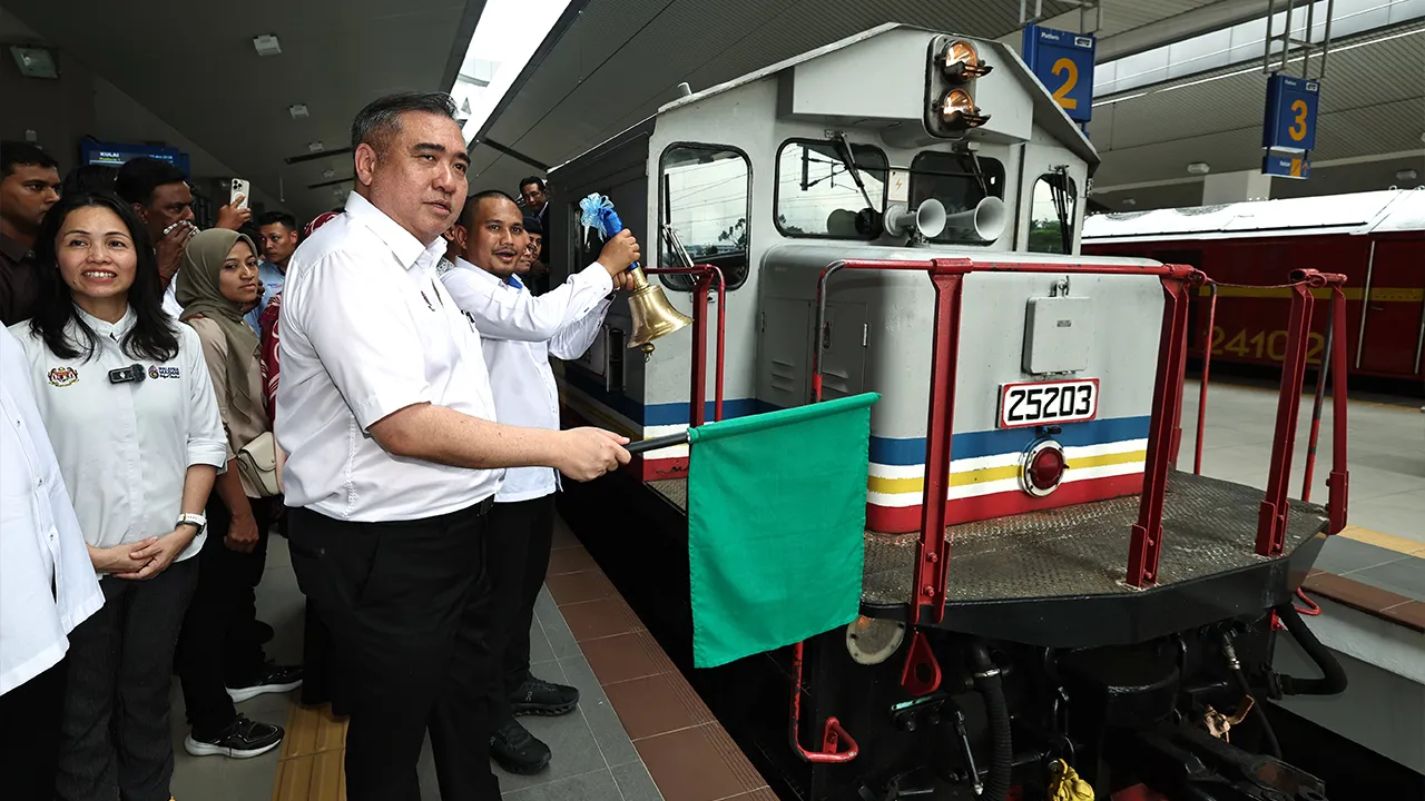 KULAI, 16 Jun -- Menteri Pengangkutan Anthony Loke (dua, kiri) bersama Pengerusi Jawatankuasa Kerja Raya, Pengangkutan, Infrastruktur dan Komunikasi Johor, Mohamad Fazli Mohamad Salleh (kanan) melepaskan tren Shuttle Kulai-Kempas pada Majlis Peluncuran Operasi Perkhidmatan Shuttle Selatan di Stesen Keretapi Kulai hari ini.  Turut hadir Timbalan Menteri Komunikasi merangkap Ahli Parlimen Kulai Teo Nie Ching (kiri).  --fotoBERNAMA (2026) HAK CIPTA TERPELIHARA