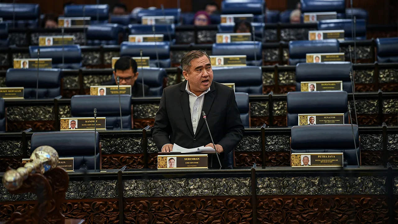 KUALA LUMPUR, 23 Jun -- Menteri Pengangkutan Anthony Loke ketika membentangkan bacaan kali kedua Rang Undang-Undang Pengangkutan Jalan (Pindaan) 2026 pada Mesyuarat Kedua, Penggal Kelima, Parlimen Ke-15 Dewan Rakyat di Bangunan Parlimen hari ini._BERNAMA