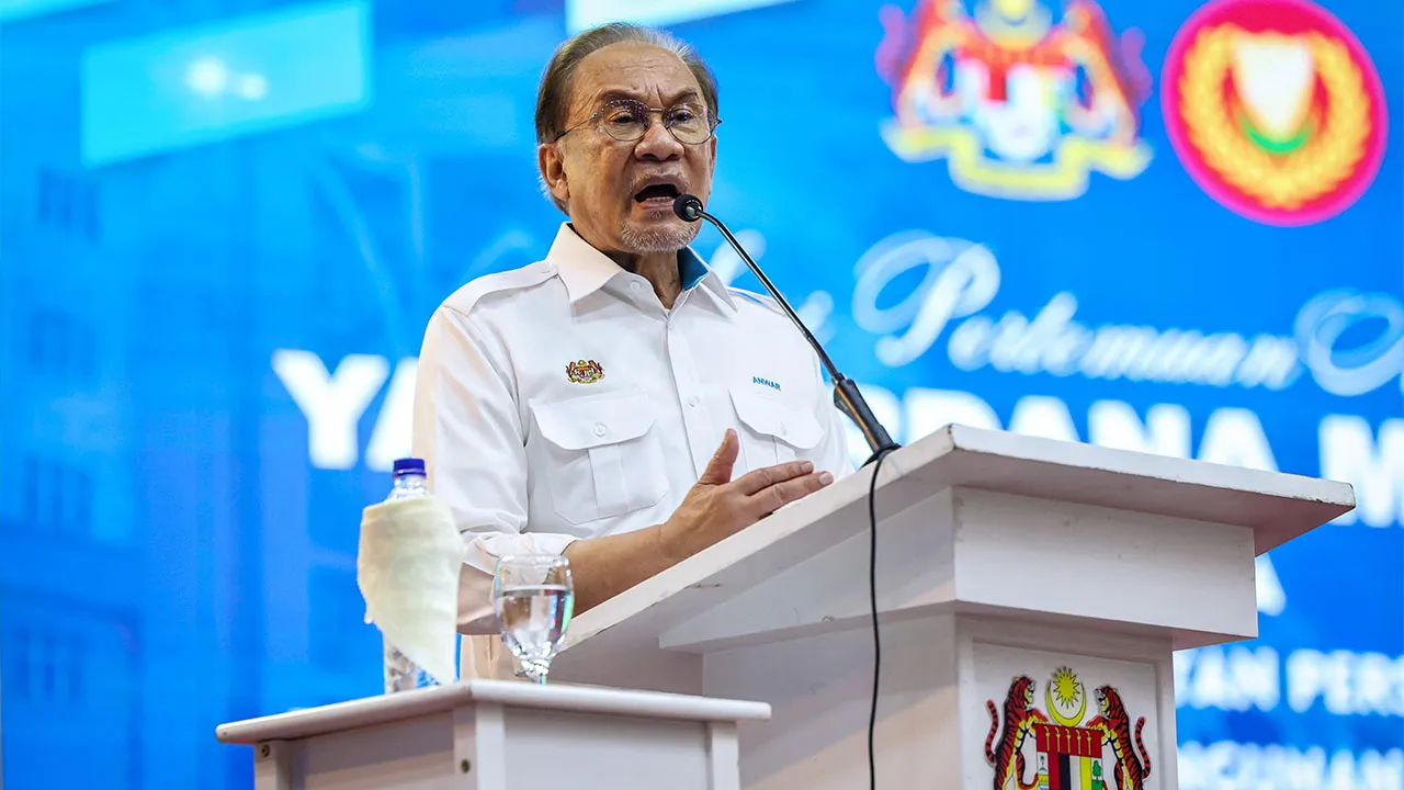 SUNGAI PETANI, 7 Jun -- Perdana Menteri Datuk Seri Anwar Ibrahim menyampaikan ucapan pada Sesi Pertemuan Mesra Bersama Ketua-Ketua Jabatan Persekutuan Dan Jawatankuasa Pembangunan Dan Keselamatan Kampung Persekutuan (JPKKP) Negeri Kedah di Universiti Teknologi Mara (UITM) Merbok hari ini.  --fotoBERNAMA (2026) HAK CIPTA TERPELIHARA