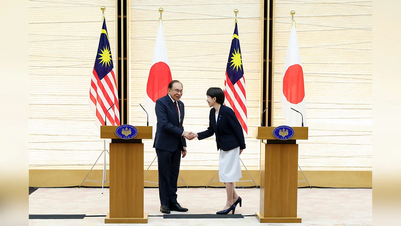 TOKYO, 10 Jun -- Perdana Menteri Datuk Seri Anwar Ibrahim bersalaman dengan rakan sejawatnya dari Jepun Sanae Takaichi pada sambutan rasmi lawatan beliau di Pejabat Perdana Menteri hari ini.  --fotoBERNAMA (2026) HAK CIPTA TERPELIHARA   TOKYO, June 10 -- Prime Minister Datuk Seri Anwar Ibrahim shakes hands with his Japanese counterpart Sanae Takaichi during an official welcoming ceremony at the Prime Minister's Office today.  --fotoBERNAMA (2026) COPYRIGHT RESERVED