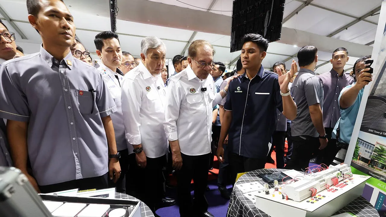 PUTRAJAYA, 6 Jun -- Perdana Menteri Datuk Seri Anwar Ibrahim (dua,kanan) melawat ruang pameran pada Sambutan Hari Pendidikan dan Latihan Teknikal dan Vokasional (TVET) Negara 2026 di Dataran Putrajaya hari ini.
