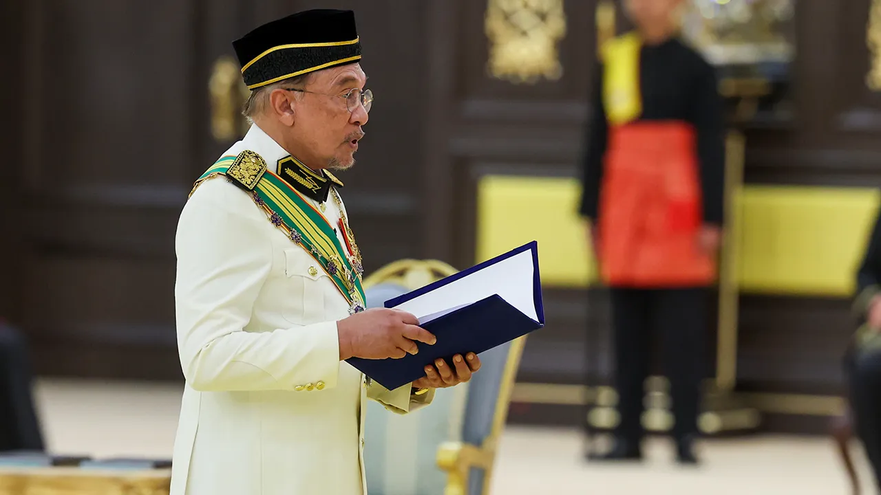 KUALA LUMPUR, 1 Jun -- Perdana Menteri Datuk Seri Anwar Ibrahim menyampaikan sembah ucapan tahniah kepada Yang di-Pertuan Agong Sultan Ibrahim pada Istiadat Menghadap dan Pengurniaan Darjah Kebesaran, Bintang dan Pingat Persekutuan 2026 bersempena Ulang Tahun Hari Keputeraan Rasmi Yang di-Pertuan Agong Sultan Ibrahim di Istana Negara hari ini.  -- fotoBERNAMA (2026) HAK CIPTA TERPELIHARA